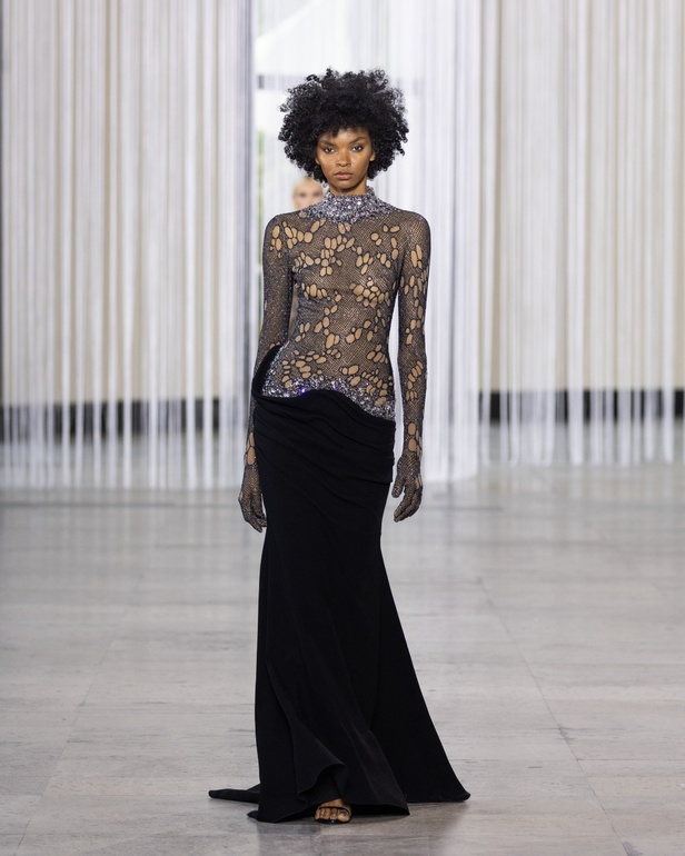 مجموعة طوني ورد للأزياء الراقية ترسم صورة فاخرة تخترق البشرة وتتسلل إلى الروح من خلال الفن والتكنولوجيا والاستدامة