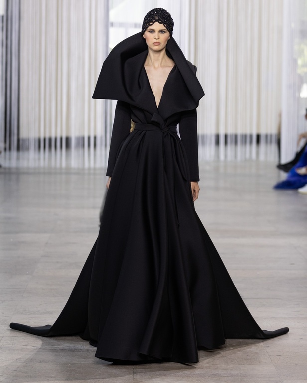 مجموعة طوني ورد للأزياء الراقية ترسم صورة فاخرة تخترق البشرة وتتسلل إلى الروح من خلال الفن والتكنولوجيا والاستدامة