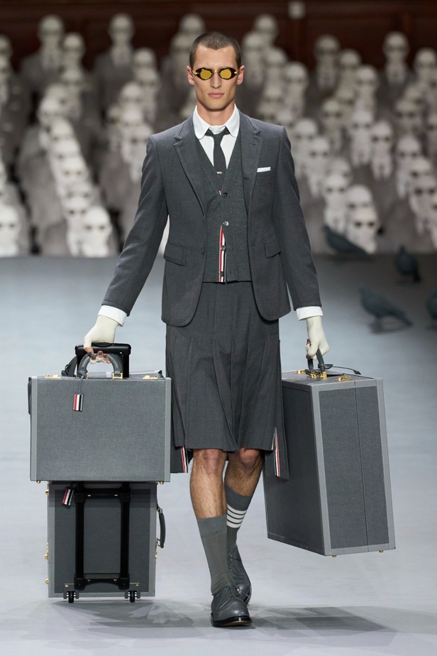 مجموعة Thom Browne للأزياء الراقية لخريف وشتاء 2024... الأزياء الهوت كوتور في شكل مسرحي