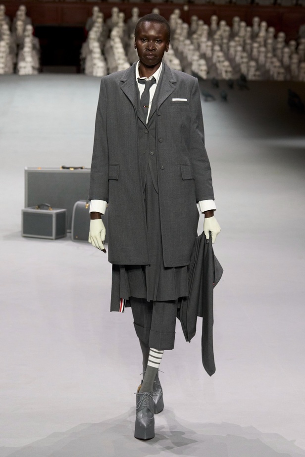 مجموعة Thom Browne للأزياء الراقية لخريف وشتاء 2024... الأزياء الهوت كوتور في شكل مسرحي