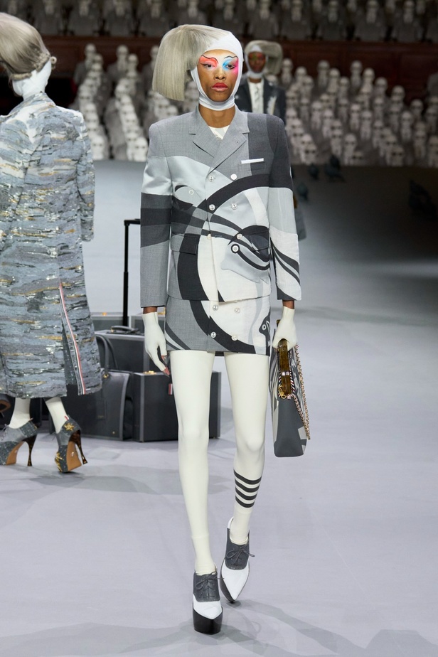 مجموعة Thom Browne للأزياء الراقية لخريف وشتاء 2024... الأزياء الهوت كوتور في شكل مسرحي