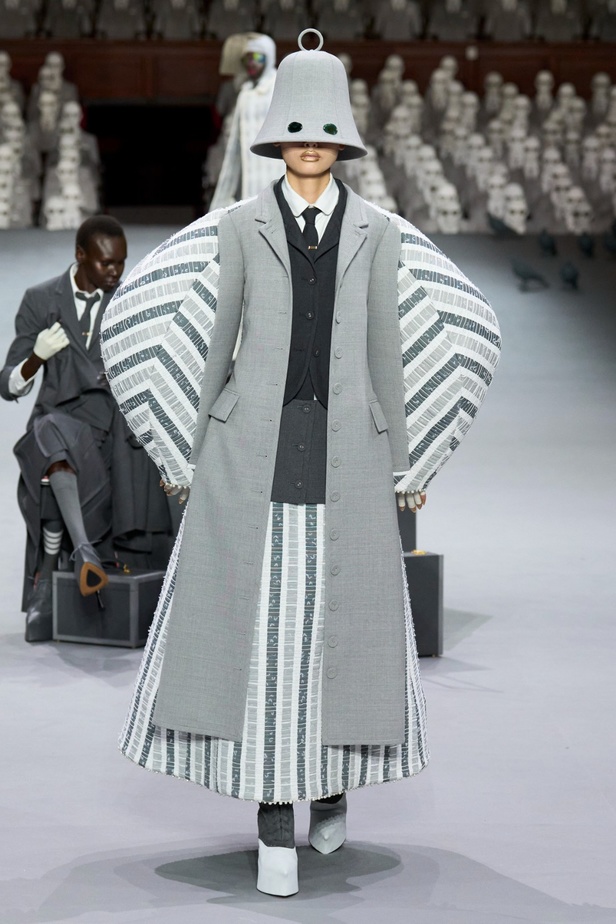 مجموعة Thom Browne للأزياء الراقية لخريف وشتاء 2024... الأزياء الهوت كوتور في شكل مسرحي