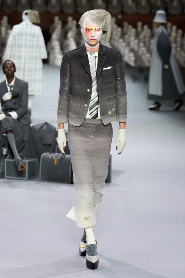 مجموعة Thom Browne للأزياء الراقية لخريف وشتاء 2024... الأزياء الهوت كوتور في شكل مسرحي