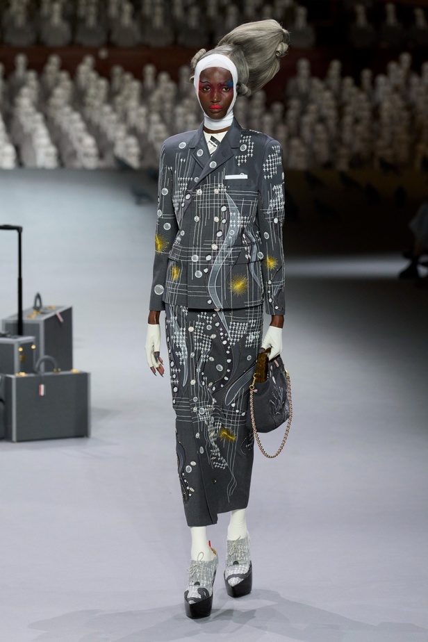 مجموعة Thom Browne للأزياء الراقية لخريف وشتاء 2024... الأزياء الهوت كوتور في شكل مسرحي