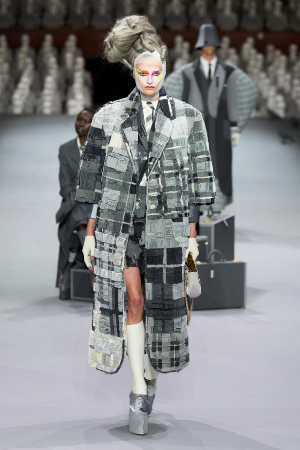 مجموعة Thom Browne للأزياء الراقية لخريف وشتاء 2024... الأزياء الهوت كوتور في شكل مسرحي