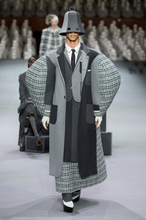 مجموعة Thom Browne للأزياء الراقية لخريف وشتاء 2024... الأزياء الهوت كوتور في شكل مسرحي