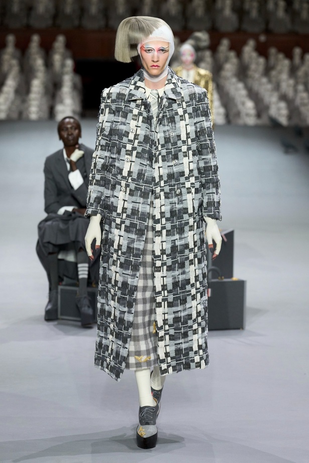 مجموعة Thom Browne للأزياء الراقية لخريف وشتاء 2024... الأزياء الهوت كوتور في شكل مسرحي
