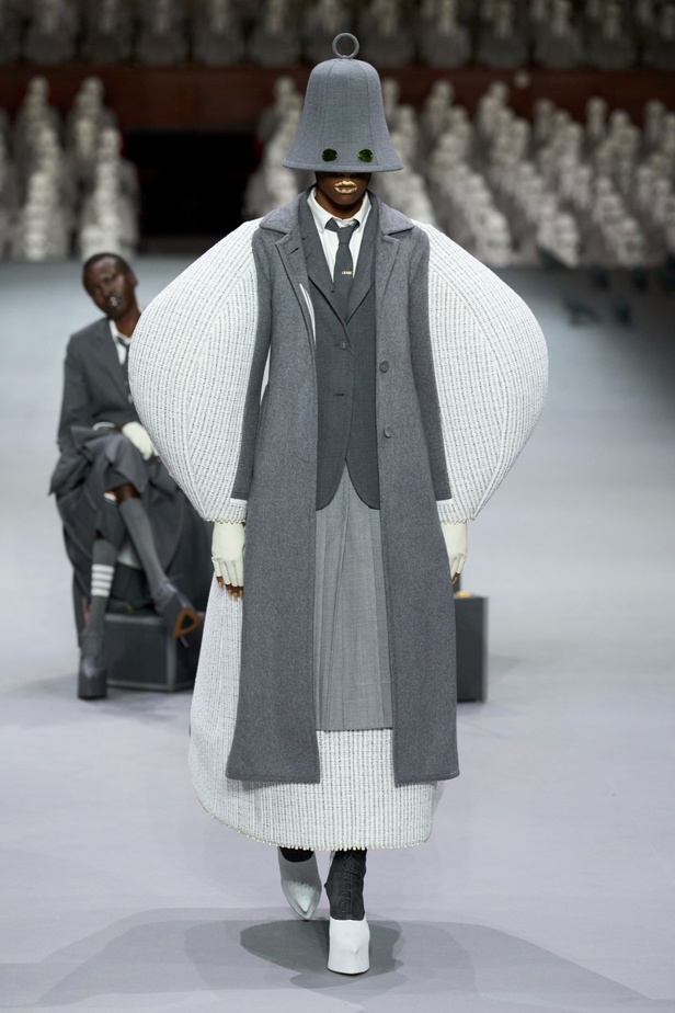 مجموعة Thom Browne للأزياء الراقية لخريف وشتاء 2024... الأزياء الهوت كوتور في شكل مسرحي