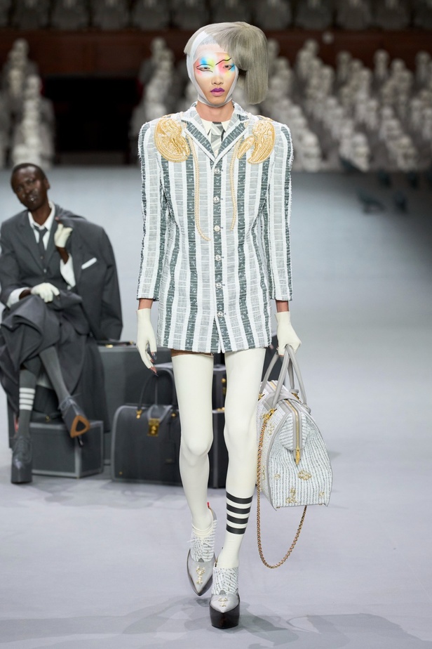 مجموعة Thom Browne للأزياء الراقية لخريف وشتاء 2024... الأزياء الهوت كوتور في شكل مسرحي