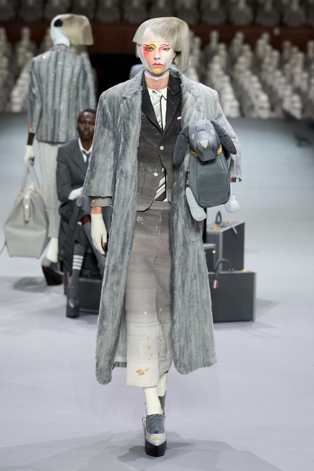 مجموعة Thom Browne للأزياء الراقية لخريف وشتاء 2024... الأزياء الهوت كوتور في شكل مسرحي