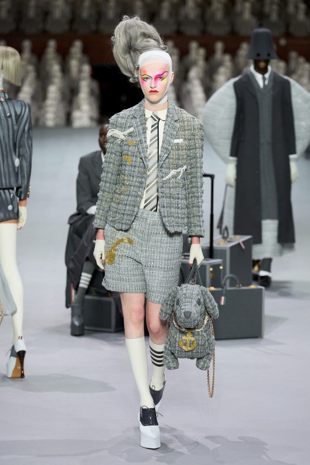 مجموعة Thom Browne للأزياء الراقية لخريف وشتاء 2024... الأزياء الهوت كوتور في شكل مسرحي