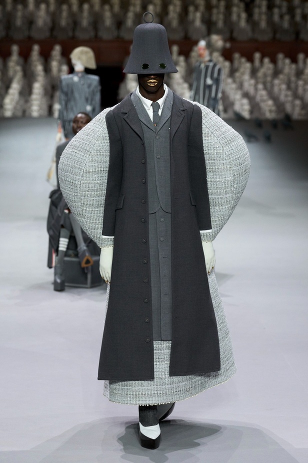 مجموعة Thom Browne للأزياء الراقية لخريف وشتاء 2024... الأزياء الهوت كوتور في شكل مسرحي