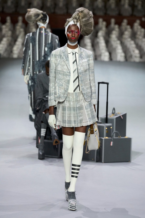 مجموعة Thom Browne للأزياء الراقية لخريف وشتاء 2024... الأزياء الهوت كوتور في شكل مسرحي