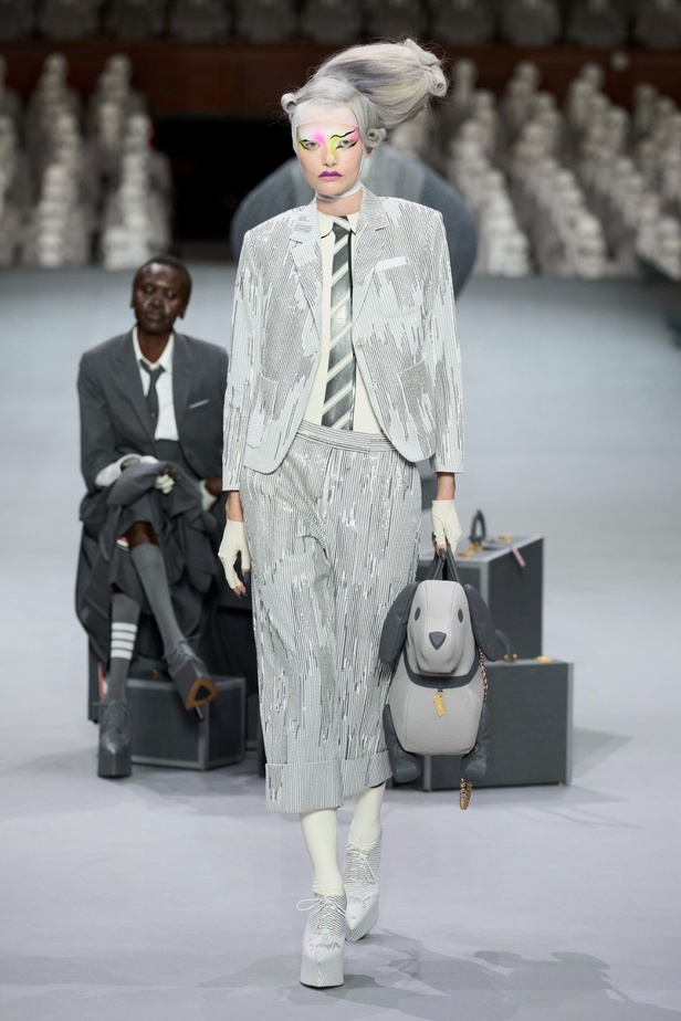 مجموعة Thom Browne للأزياء الراقية لخريف وشتاء 2024... الأزياء الهوت كوتور في شكل مسرحي