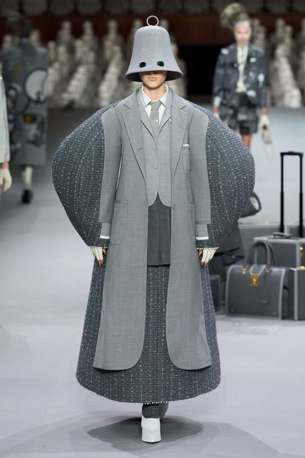 مجموعة Thom Browne للأزياء الراقية لخريف وشتاء 2024... الأزياء الهوت كوتور في شكل مسرحي