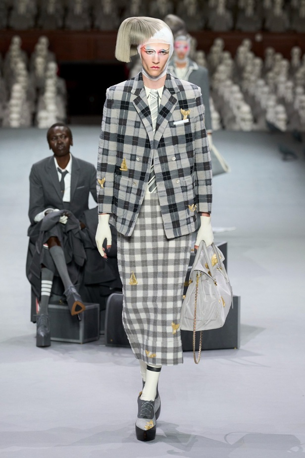 مجموعة Thom Browne للأزياء الراقية لخريف وشتاء 2024... الأزياء الهوت كوتور في شكل مسرحي