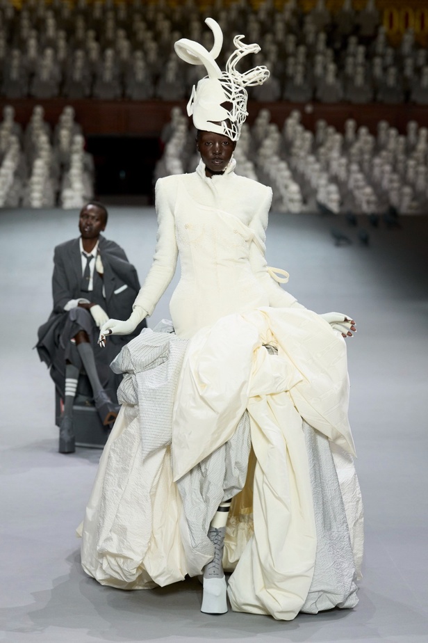 مجموعة Thom Browne للأزياء الراقية لخريف وشتاء 2024... الأزياء الهوت كوتور في شكل مسرحي