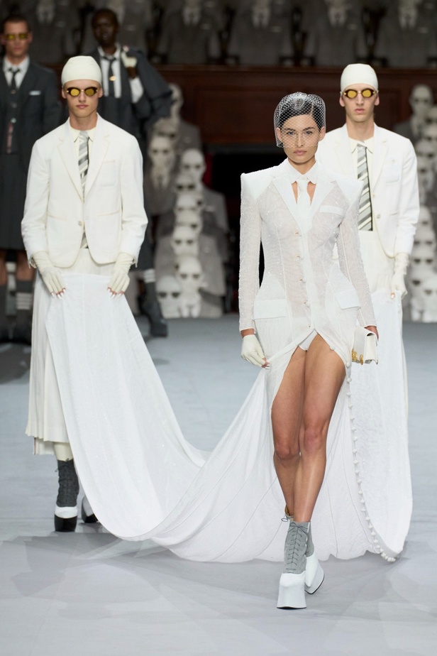 مجموعة Thom Browne للأزياء الراقية لخريف وشتاء 2024... الأزياء الهوت كوتور في شكل مسرحي