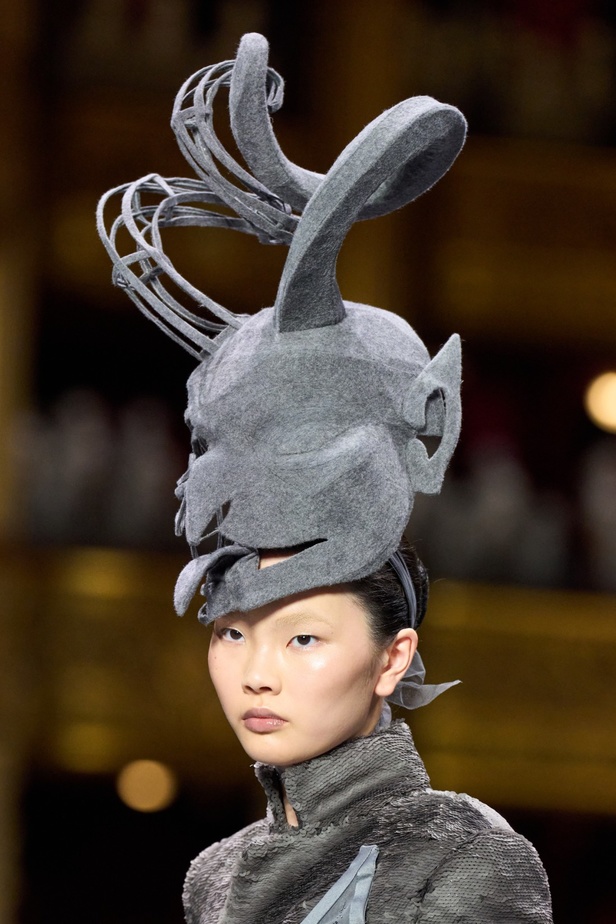 مجموعة Thom Browne للأزياء الراقية لخريف وشتاء 2024... الأزياء الهوت كوتور في شكل مسرحي