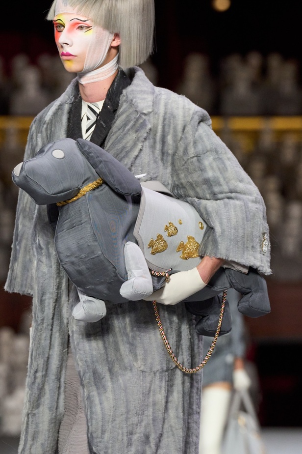 مجموعة Thom Browne للأزياء الراقية لخريف وشتاء 2024... الأزياء الهوت كوتور في شكل مسرحي