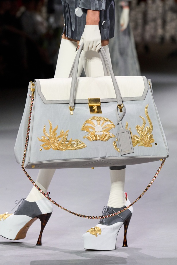 مجموعة Thom Browne للأزياء الراقية لخريف وشتاء 2024... الأزياء الهوت كوتور في شكل مسرحي