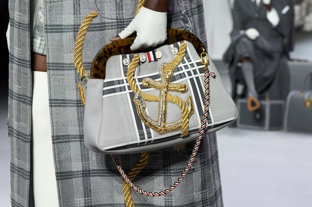 مجموعة Thom Browne للأزياء الراقية لخريف وشتاء 2024... الأزياء الهوت كوتور في شكل مسرحي