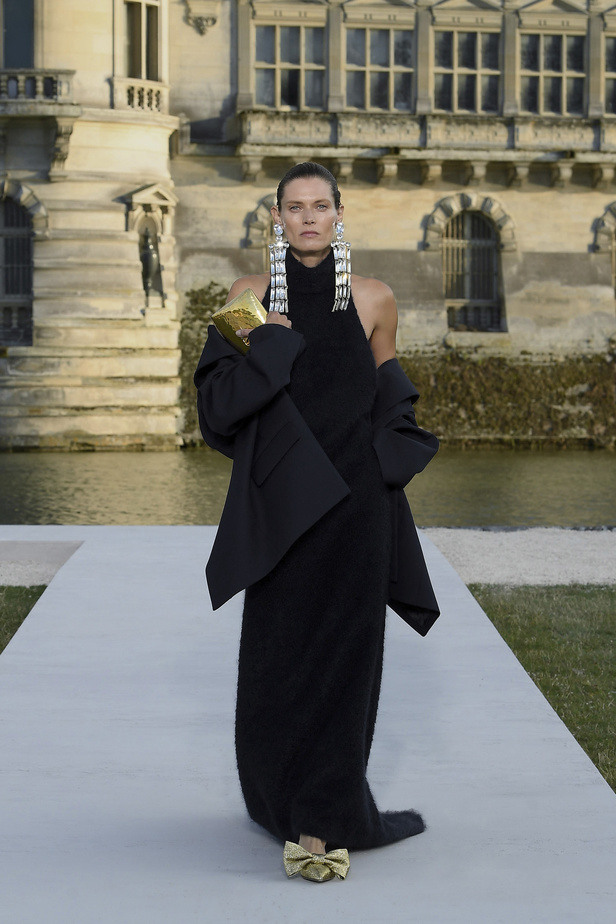 الدانتيل والكشكش عنوان الأناقة في مجموعة Valentino للهوت كوتور 2023-2024