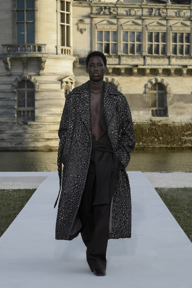 الدانتيل والكشكش عنوان الأناقة في مجموعة Valentino للهوت كوتور 2023-2024