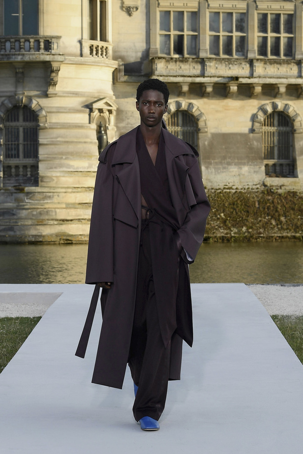 الدانتيل والكشكش عنوان الأناقة في مجموعة Valentino للهوت كوتور 2023-2024