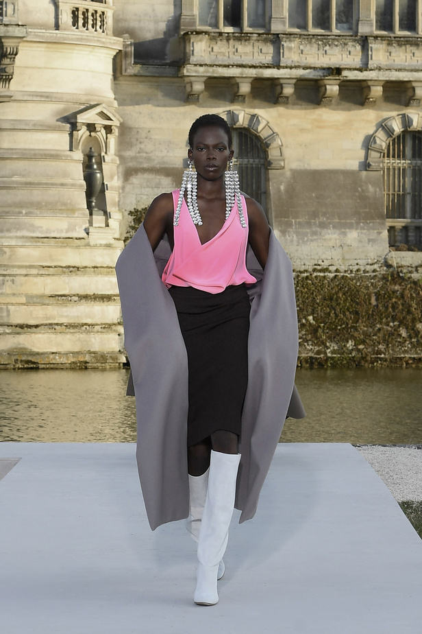 الدانتيل والكشكش عنوان الأناقة في مجموعة Valentino للهوت كوتور 2023-2024