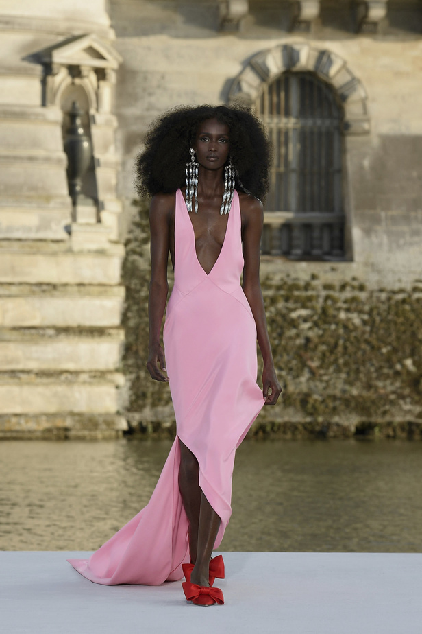 الدانتيل والكشكش عنوان الأناقة في مجموعة Valentino للهوت كوتور 2023-2024