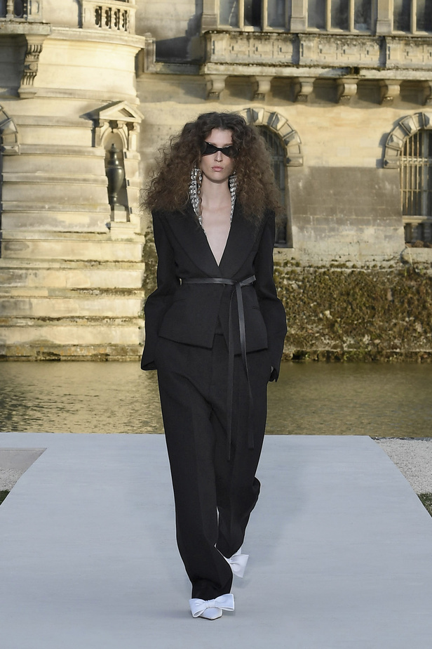 الدانتيل والكشكش عنوان الأناقة في مجموعة Valentino للهوت كوتور 2023-2024