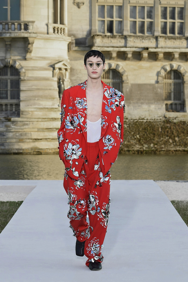 الدانتيل والكشكش عنوان الأناقة في مجموعة Valentino للهوت كوتور 2023-2024