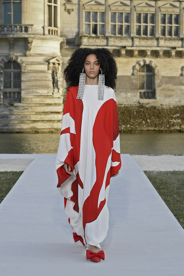 الدانتيل والكشكش عنوان الأناقة في مجموعة Valentino للهوت كوتور 2023-2024