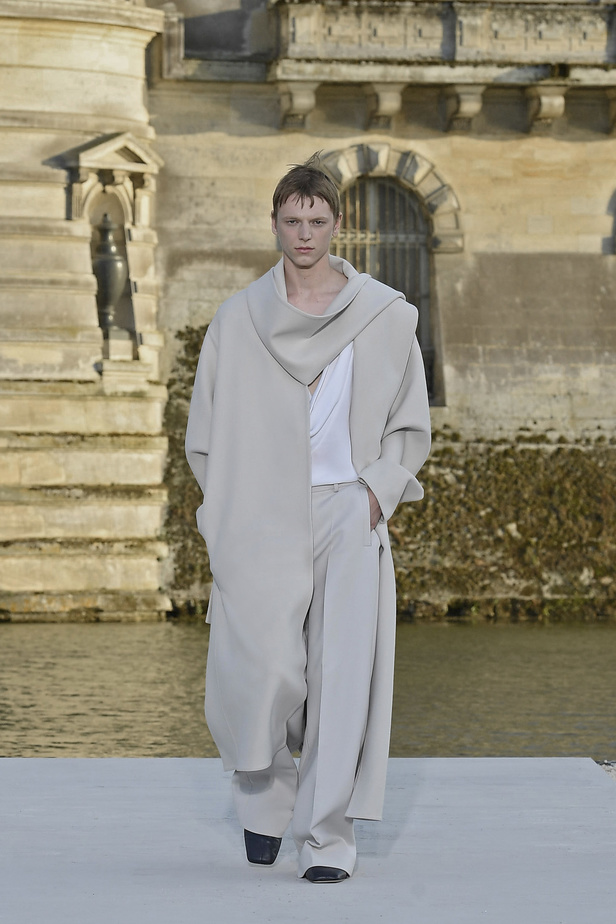 الدانتيل والكشكش عنوان الأناقة في مجموعة Valentino للهوت كوتور 2023-2024