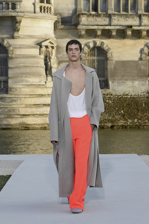 الدانتيل والكشكش عنوان الأناقة في مجموعة Valentino للهوت كوتور 2023-2024