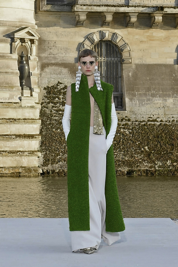 الدانتيل والكشكش عنوان الأناقة في مجموعة Valentino للهوت كوتور 2023-2024