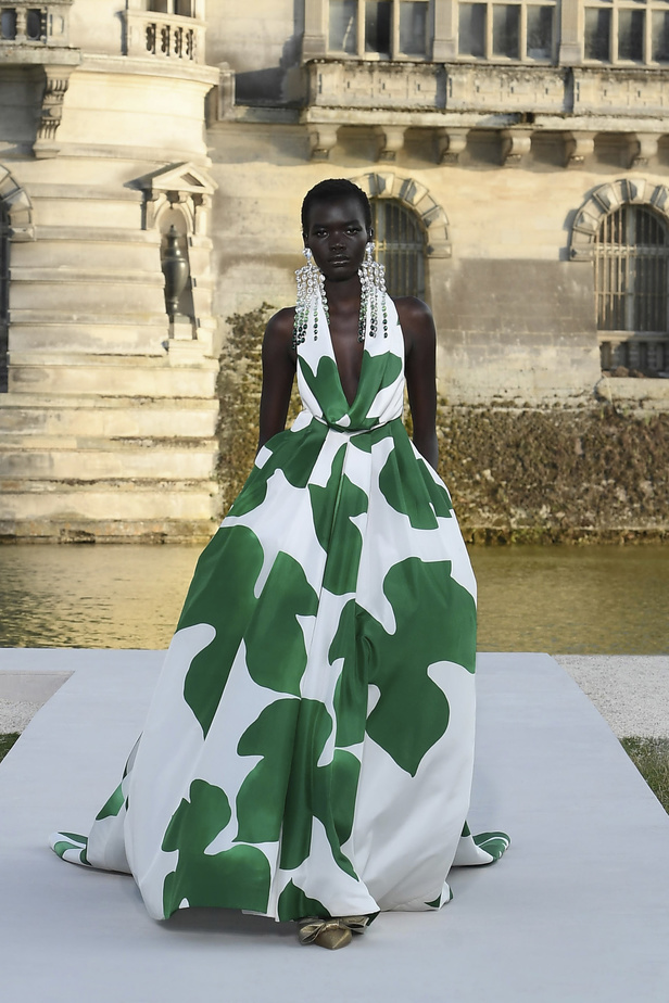 الدانتيل والكشكش عنوان الأناقة في مجموعة Valentino للهوت كوتور 2023-2024