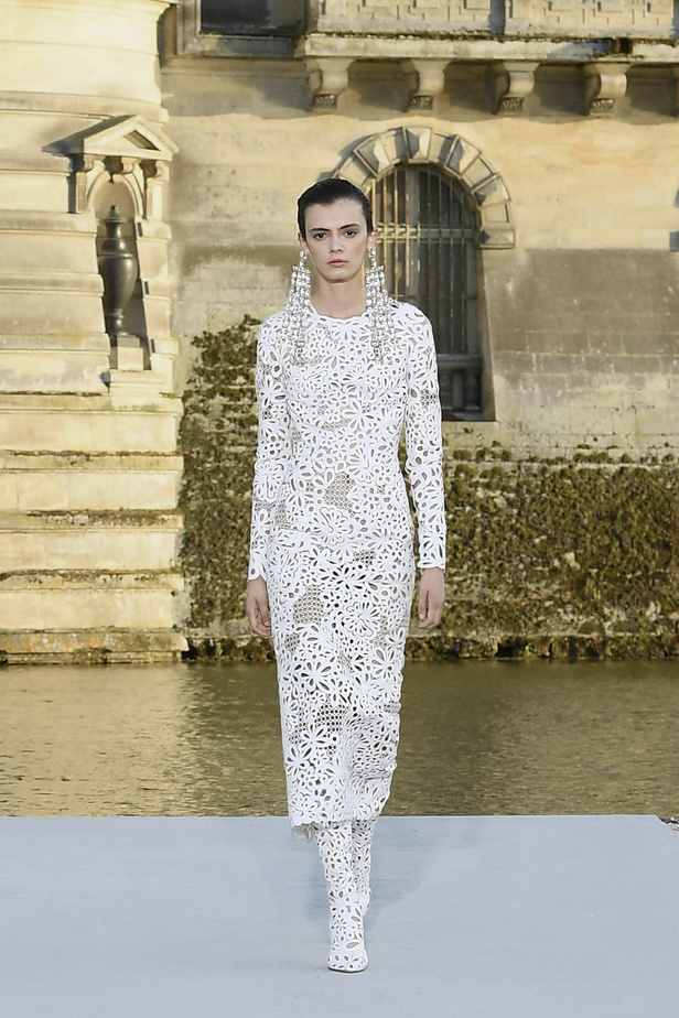 الدانتيل والكشكش عنوان الأناقة في مجموعة Valentino للهوت كوتور 2023-2024