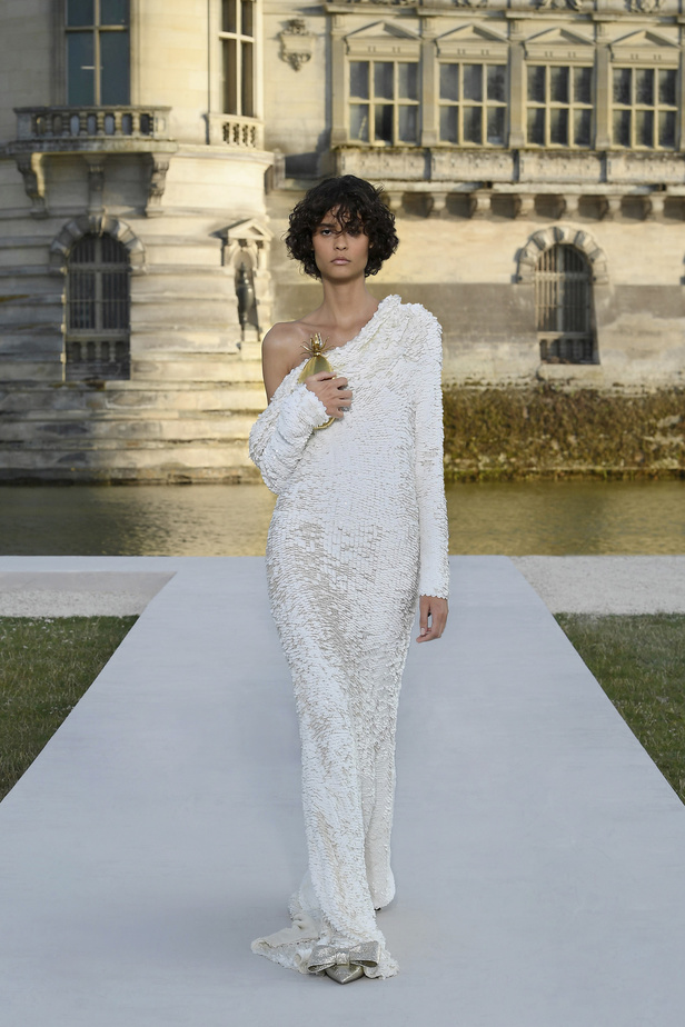 الدانتيل والكشكش عنوان الأناقة في مجموعة Valentino للهوت كوتور 2023-2024