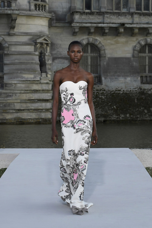 الدانتيل والكشكش عنوان الأناقة في مجموعة Valentino للهوت كوتور 2023-2024