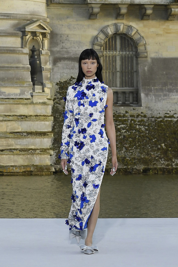 الدانتيل والكشكش عنوان الأناقة في مجموعة Valentino للهوت كوتور 2023-2024