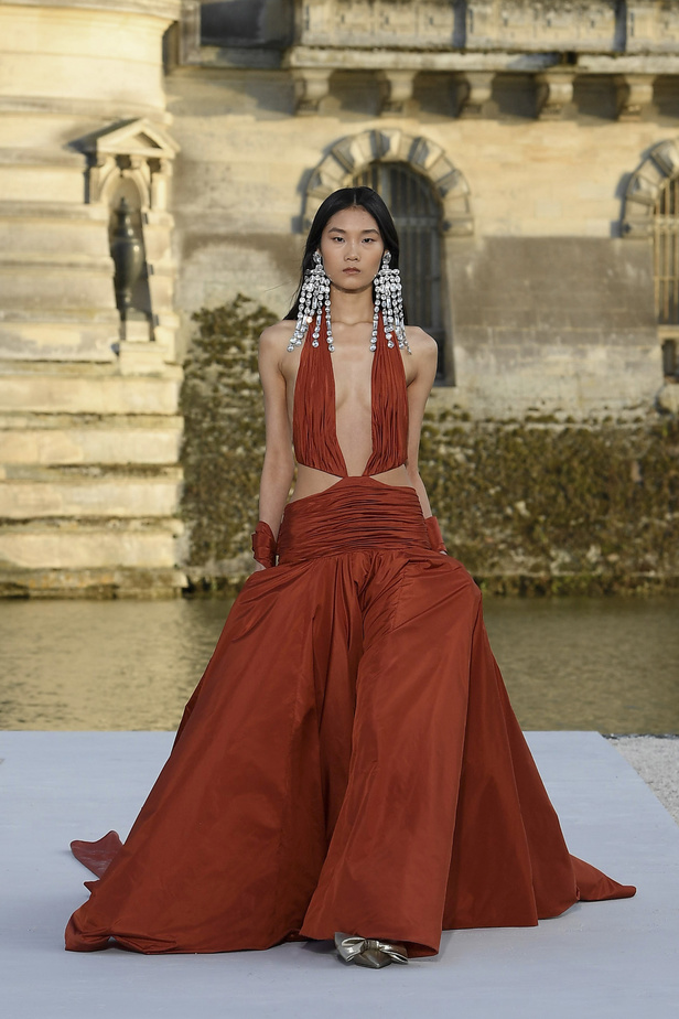 الدانتيل والكشكش عنوان الأناقة في مجموعة Valentino للهوت كوتور 2023-2024