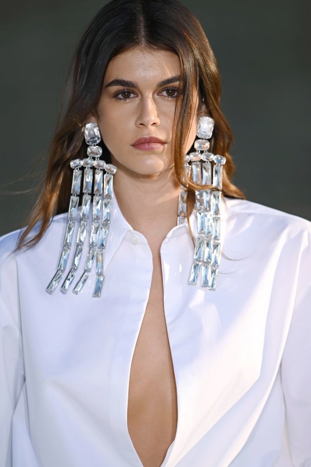 الدانتيل والكشكش عنوان الأناقة في مجموعة Valentino للهوت كوتور 2023-2024