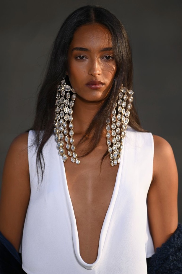 الدانتيل والكشكش عنوان الأناقة في مجموعة Valentino للهوت كوتور 2023-2024