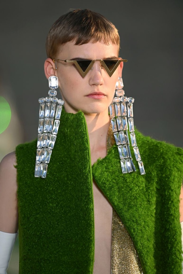 الدانتيل والكشكش عنوان الأناقة في مجموعة Valentino للهوت كوتور 2023-2024