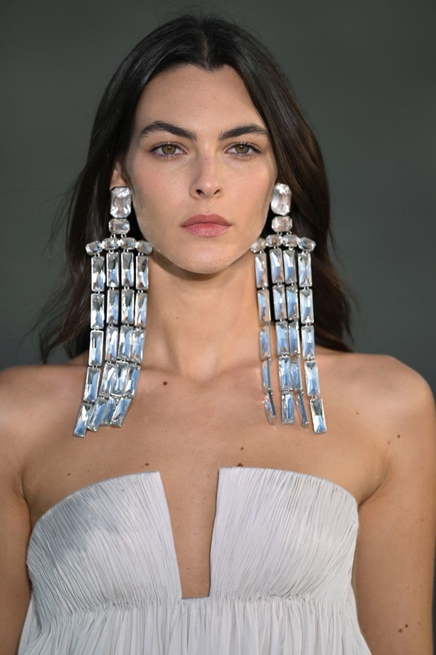 الدانتيل والكشكش عنوان الأناقة في مجموعة Valentino للهوت كوتور 2023-2024