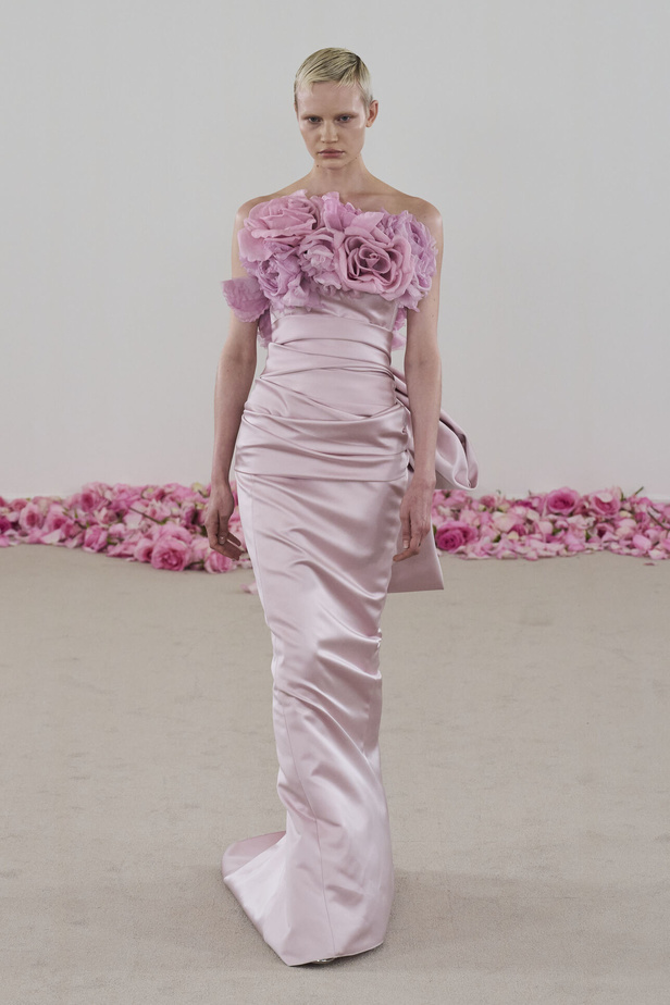 مجموعة Giambattista Valli للهوت كوتور.. فخامة الشك والدانتيل التي لا تزول