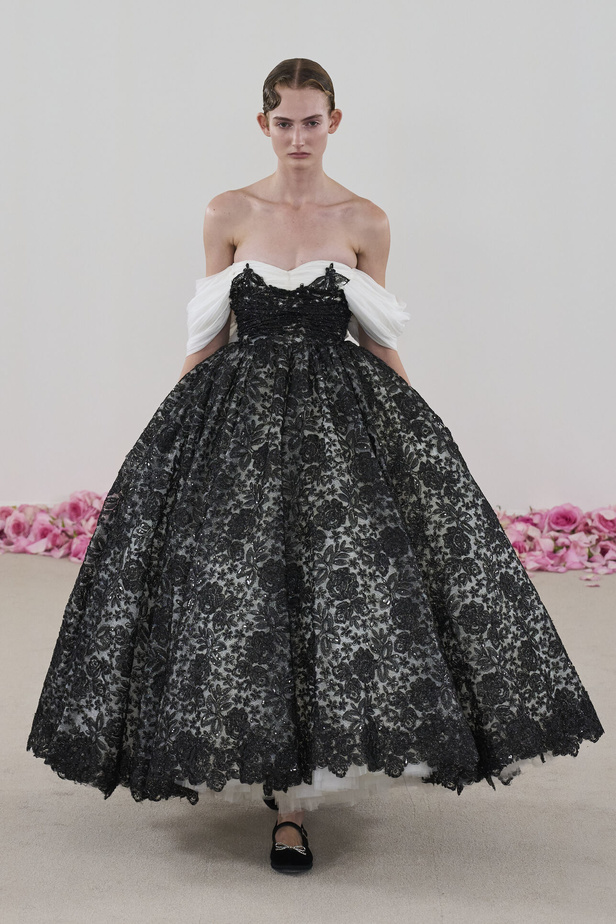 مجموعة Giambattista Valli للهوت كوتور.. فخامة الشك والدانتيل التي لا تزول