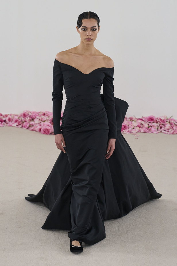 مجموعة Giambattista Valli للهوت كوتور.. فخامة الشك والدانتيل التي لا تزول